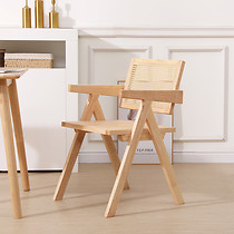 Krzesło plecionkowe z drewnianymi podłokietnikami