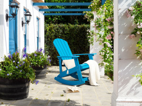 Ogrodowy fotel bujany na płozach niebieski