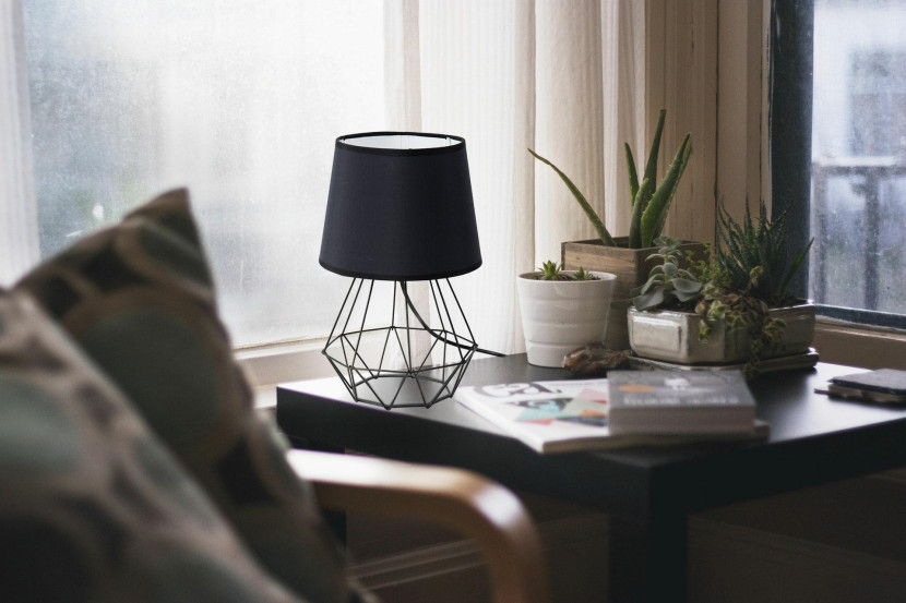 Lampka nocna stołowa Diament czarna metalowa nowoczesna E27 34 cm, 7306025