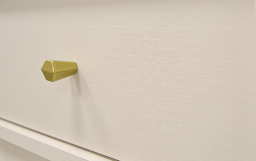 Minimalistyczna beżowa komoda do sypialni z szufladami NOBIS, 8282612